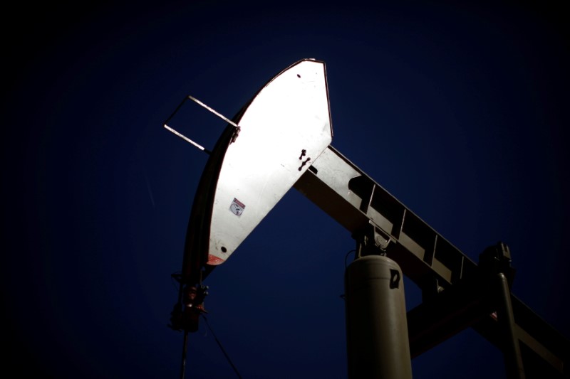 © Reuters. FILE PHOTO: A pumpjack brings oil to the surface  in the Monterey Shale