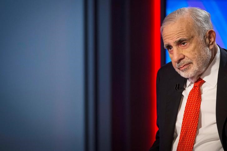 © Reuters. FILE PHOTO: Billionaire activist-investor Carl Icahn gives an interview on FOX Business Network in New York
