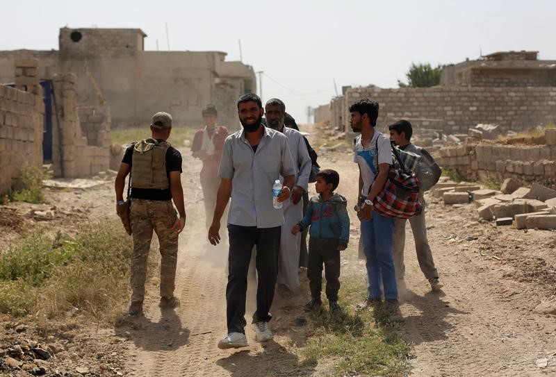 © Reuters. القوات العراقية تتقدم في آخر أحياء خاضعة للدولة الإسلامية بالموصل