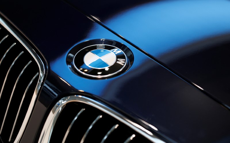 © Reuters. FILE PHOTO: BMW logo is pictured before news conference of German premium automaker BMW in Munich