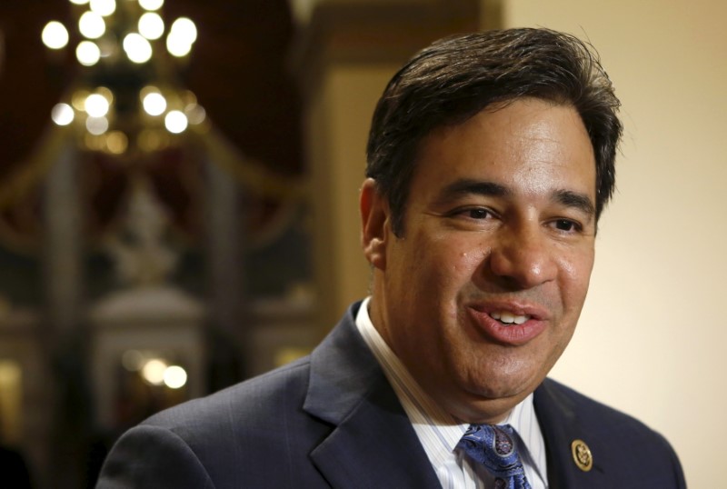 © Reuters. U.S. Representative Raul Labrador talks to the media about U.S. Representative Paul Ryan after the House Freedom Caucus meeting on Capitol Hill in Washington