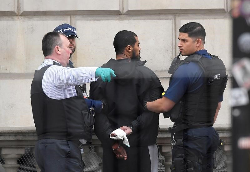 © Reuters. توجيه اتهامات لشاب ضبطته الشرطة قرب مكتب رئيسة الوزراء البريطانية