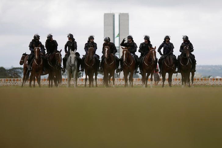 © Reuters. Cavalaria em frente do Congresso Nacional durante protesto contra a reforma da Previdência