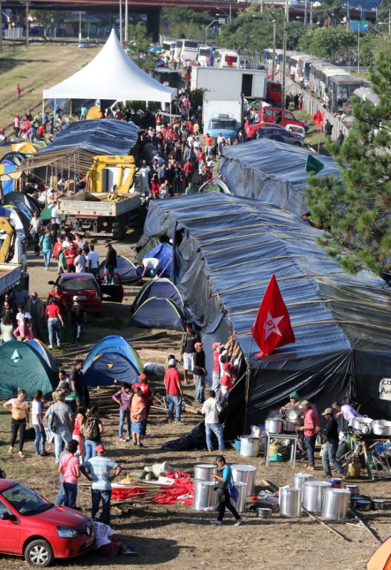 © Reuters. Members of the Landless Workers Movement (MST) are seen at tents at a support camp a day before former Brazilian President Luiz Inacio Lula da Silva's testimony to federal judge Sergio Moro, in Curitiba, Brazil