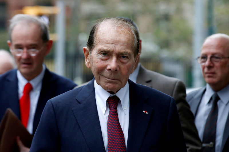 © Reuters. FILE PHOTO: Maurice "Hank" Greenberg, former chairman of AIG, arrives at the New York State Supreme Courthouse in New York