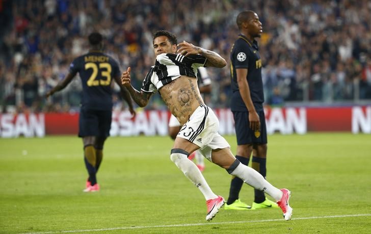 © Reuters. El brasileño Dani Alves celebra tras marcar el segundo gol de la Juventus sobre Mónaco en la semifinal de la Liga de Campeones