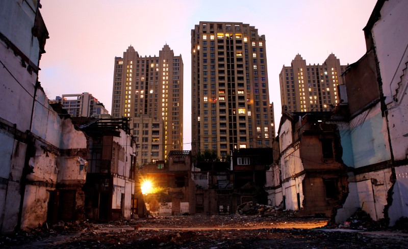 © Reuters. FILE PHOTO: Houses under demolition a seem at Xintiandi area, one of the most expensive per square meter of Shanghai