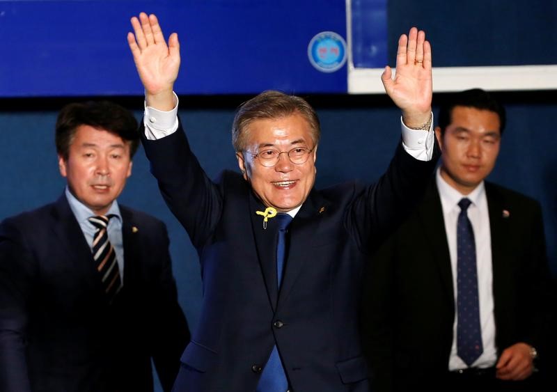© Reuters. وكالة: الرئيس الجديد لكوريا الجنوبية يبحث كوريا الشمالية مع قائد الجيش