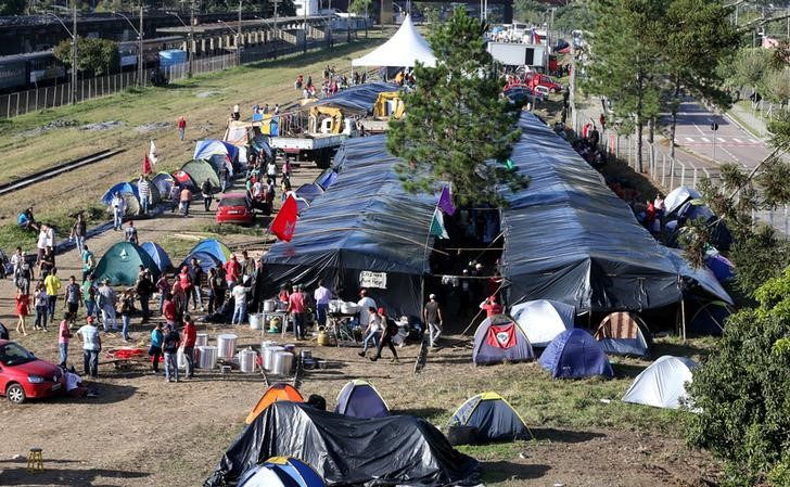 © Reuters. Membros do MST acampam em Curitiba na véspera do depoimento do ex-presidente Luiz Inácio Lula da Silva ao juiz Sérgio Moro