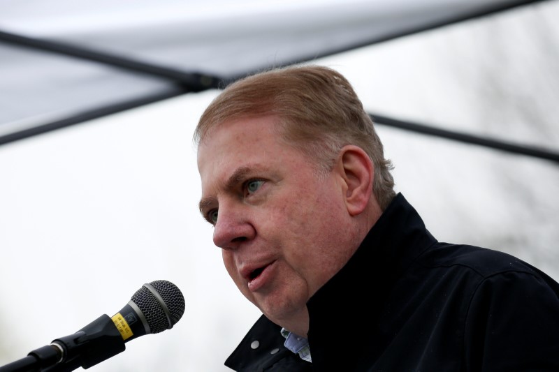 © Reuters. Seattle Mayor Ed Murray speaks during a rally at the beginning of the March For Science in Seattle, Washington