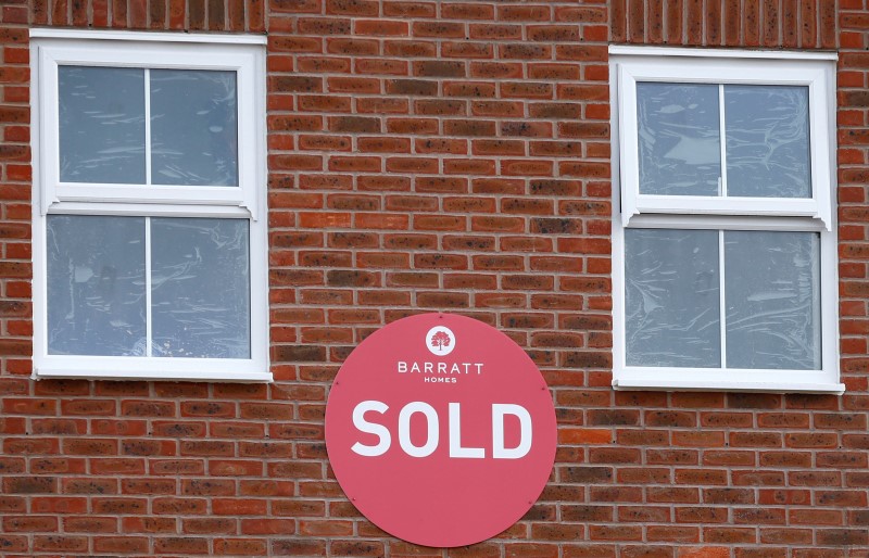 © Reuters. FILE PHOTO - A sold sign hangs on a new house on a Barratt Homes building site in Nuneaton