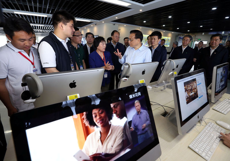 © Reuters. China's Premier Li Keqiang inspects a Foxconn Technology Group plant, in Zhengzhou