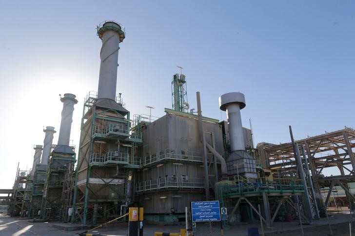 © Reuters. Промышленная зона в ливийском нефтяном порту Рас-эль-Ануф