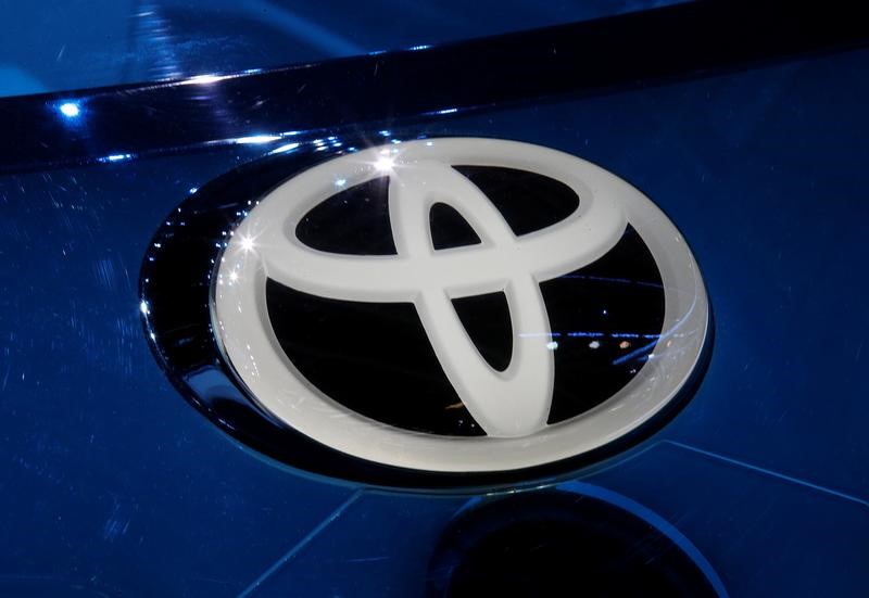 © Reuters. TOYOTA ATTEND UN BÉNÉFICE D'EXPLOITATION ANNUEL EN CHUTE DE 20%