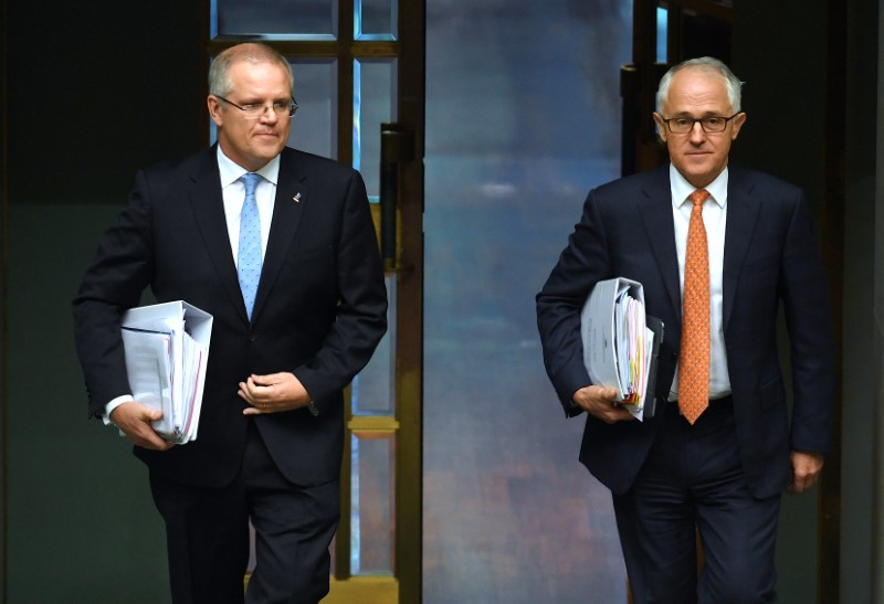 © Reuters. Australian PM Turnbull and Australian Treasurer Scott Morrison walk into the House of Representatives at Parliament House in Canberra, Australia
