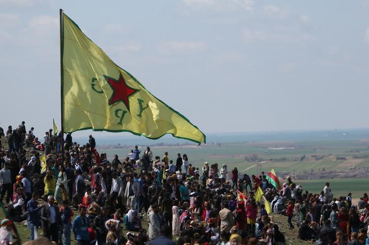 © Reuters. وحدات حماية الشعب الكردية تشيد بقرار أمريكا تسليح مقاتليها في سوريا