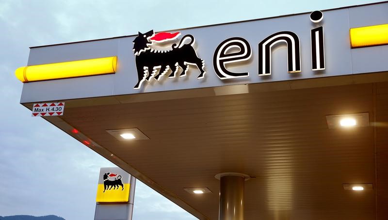 © Reuters. Логотип Eni на автозаправочной станции в Лугано