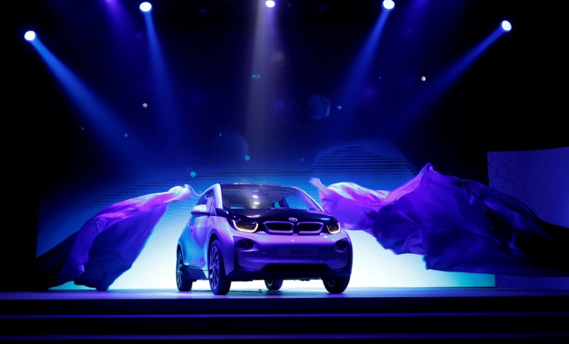 © Reuters. FILE PHOTO: BMW's first all-electric car, i3, is unveiled at a ceremony in Beijing
