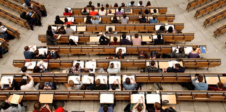 © Reuters. Students attend lecture in auditorium of Technical University of Munich 'Technische Universitaet Muenchen' TUM in Munich