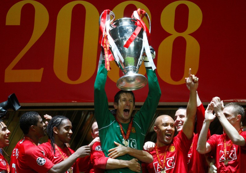 © Reuters. FILE PHOTO: Manchester United's Van der Sar holds the trophy as his team mates celebrate after winning their UEFA Champions League final soccer match against Chelsea at the Luzhniki stadium in Moscow