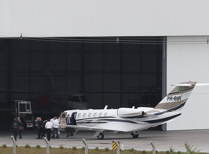 © Reuters. Ex-presidente Luiz Inácio Lula da Silva desembarca em Curitiba