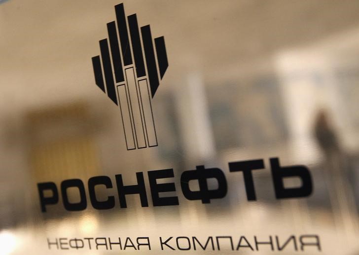 © Reuters. Логотип Роснефти у офиса компании в Санкт-Петербурге