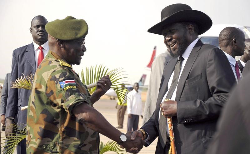 © Reuters. مخاوف مع مغادرة قائد الجيش السابق بجنوب السودان العاصمة جوبا