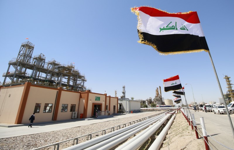 © Reuters. FILE PHOTO: A view shows the al-Shuaiba oil refinery in Basra