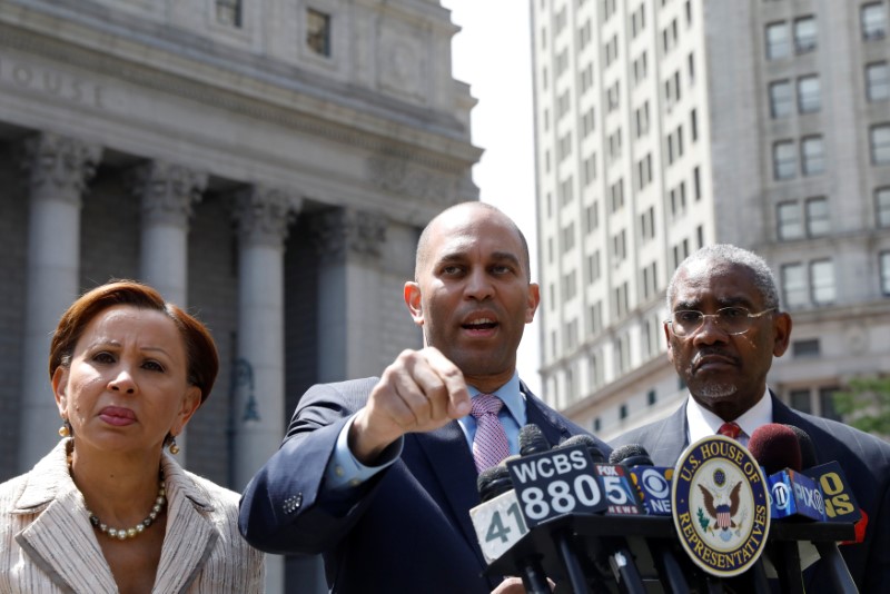 © Reuters. Congressman Hakeem Jeffries (D-NY) speaks at a press conference about the firing of former FBI Director James Comey in New York