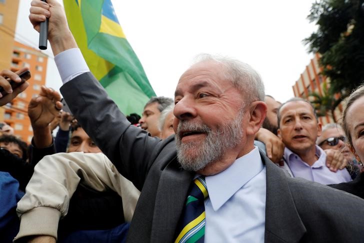 © Reuters. Ex-presidente Luiz Inácio Lula da Silva cercado por apoiadores em Curitiba