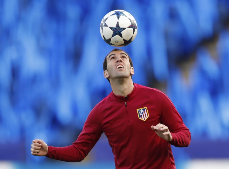 © Reuters. El jugador del Atlético Godín, sancionado con tres partidos tras expulsión