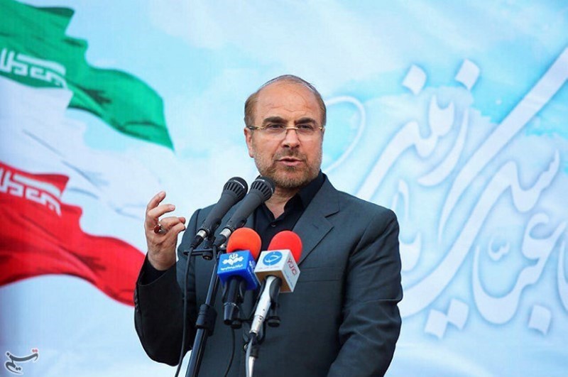 © Reuters. Mohammad Baqer Qalibaf gestures in this undated handout photo