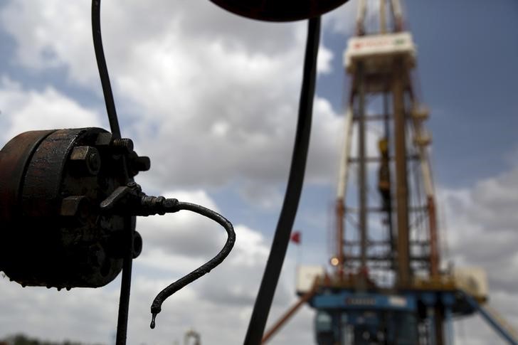 © Reuters. Crude oil drips from a valve at an oil well operated by Venezuela's state oil company PDVSA, in the oil rich Orinoco belt, near Morichal at the state of Monagas