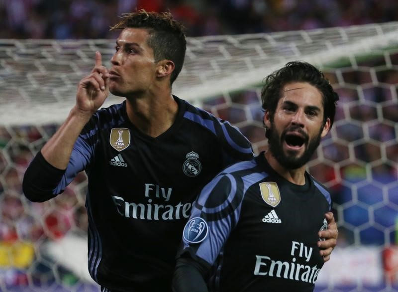 © Reuters. El mediocampista del Real Madrid Isco (derecha) celebra su gol con Cristiano Ronaldo