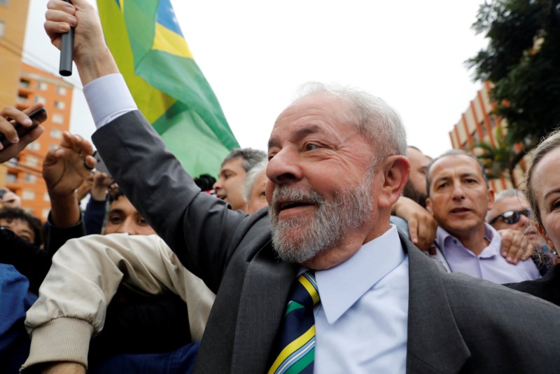 © Reuters. Ex-presidente Luiz Inácio Lula da Silva chega para prestar depoimento ao juiz Sérgio Moro, em Curitiba