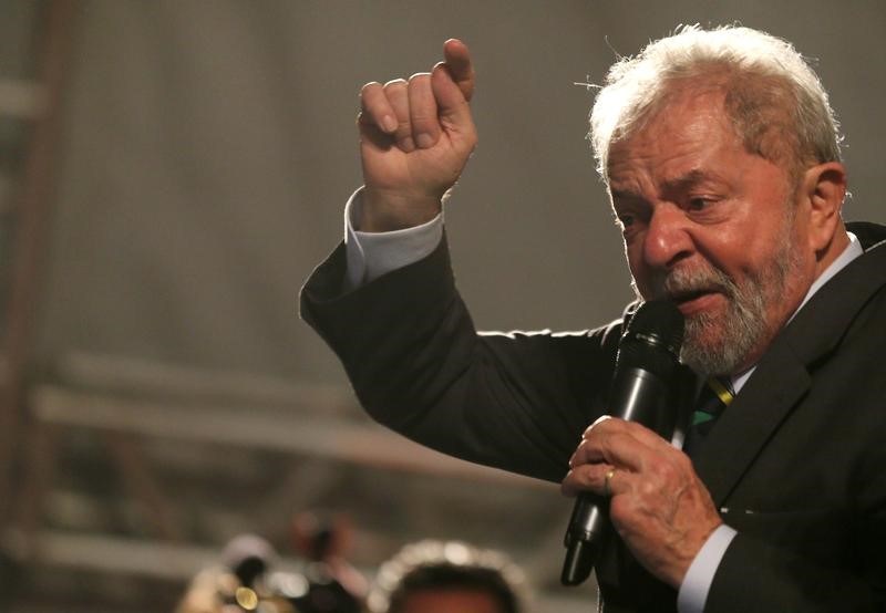 © Reuters. Lula durante ato de apoio em Curitiba