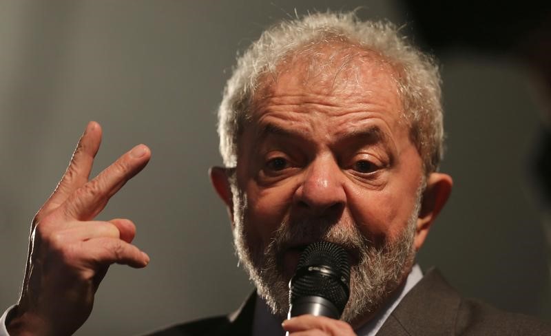 © Reuters. Lula durante ato em Curitiba