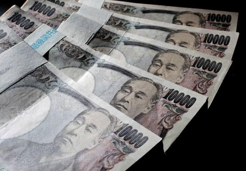 © Reuters. FILE PHOTO: Illustrative picture shows Japanese 10,000 yen bank notes spread out at an office of World Currency Shop in Tokyo