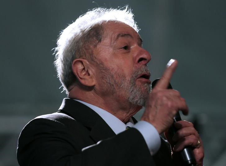 © Reuters. Ex-presidente Luiz Inácio Lula da Silva discursa depois de prestar depoimento em Curitiba