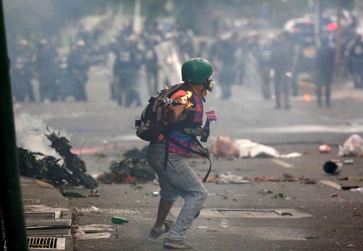 © Reuters. المحتجون في فنزويلا يرشقون الجنود بالبراز ووفاة اثنين في الاضطرابات