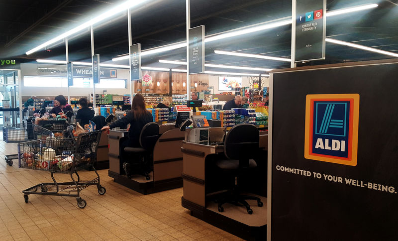 © Reuters. Shoppers are pictured at Aldi, a retail grocery store chain in Wheaton