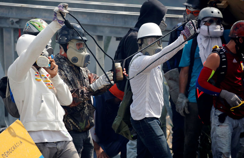 © Reuters. Mueren dos personas en las protestas contra el Gobierno de Venezuela