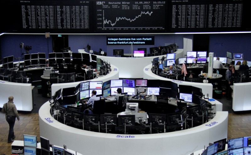 © Reuters. Traders work in front of the German share price index, DAX board, at the stock exchange in Frankfurt