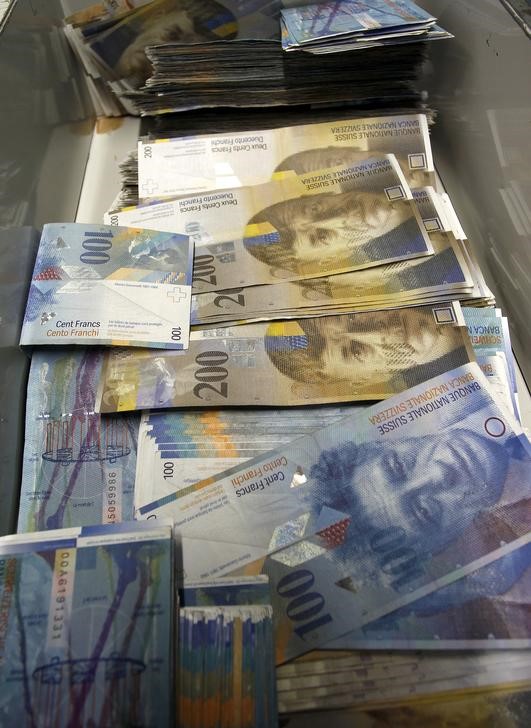 © Reuters. Swiss franc banknotes of several values lie in a box before sorted in a money counter in a bank in Zurich