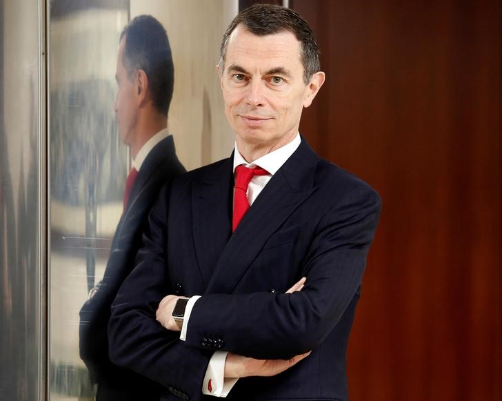 © Reuters. Unicredit bank CEO Mustier poses during the shareholders meeting in Rome