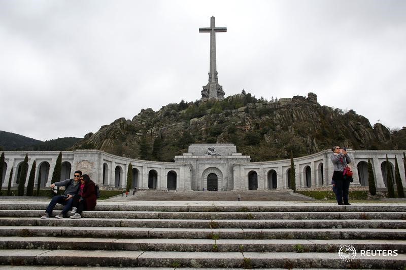 © Reuters. El Congreso insta al Gobierno a exhumar los restos de Franco