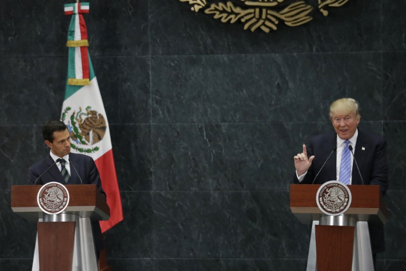 © Reuters. Presidente dos Estados Unidos, Donald Trump, e presidente do México, Enrique Peña Nieto, durante coletiva de imprensa na Cidade do México