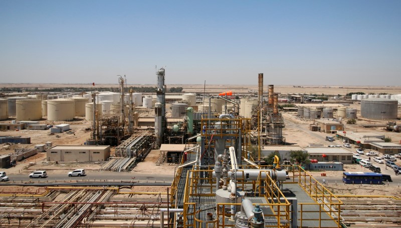 © Reuters. A general view shows the al-Shuaiba oil refinery in southwest Basra