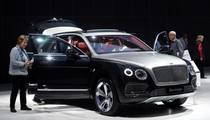 © Reuters. Volkswagen shareholders look at a Bentley Bentayga car at the annual shareholder meeting in Hanover