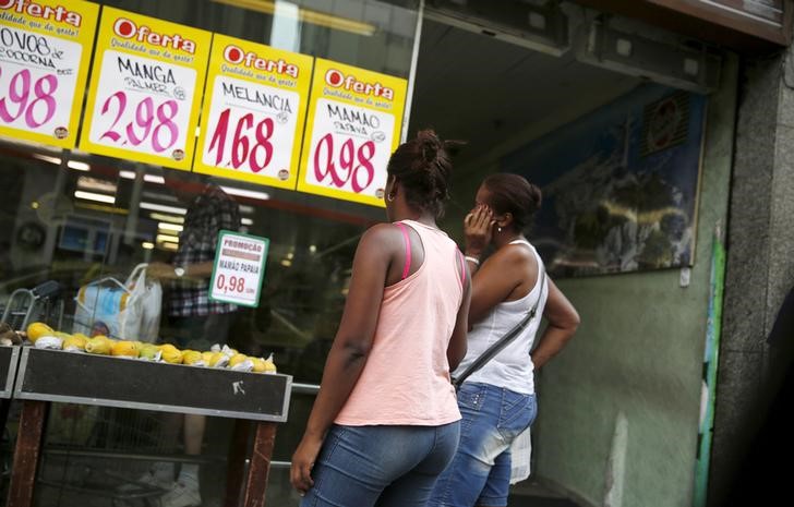 © Reuters. Mulheres observam preços em um mercado no Rio de Janeiro